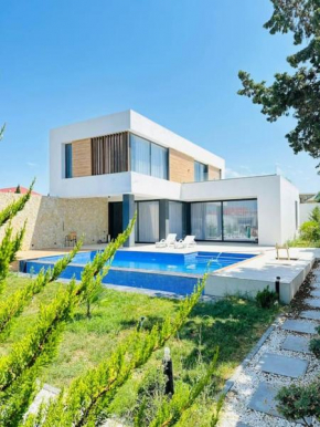 Beautiful Villa with Sea & Pool